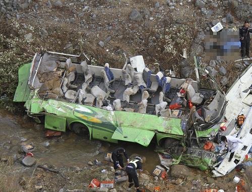 云南一大客车翻下山沟 已致13人死亡1