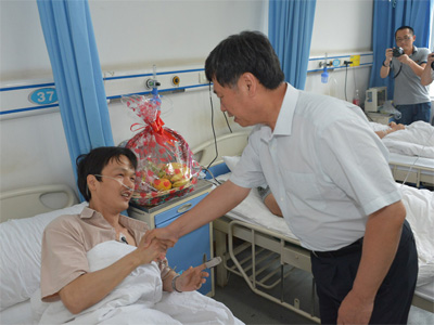 付建华局长(右一)看望慰问在医院治疗修养的事发当班矿工