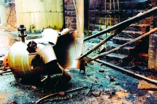 时间：2004年4月16日 地点：重庆天原化工厂 事故：15日晚氯气泄漏，16日凌晨排污罐爆炸，下午液氯贮罐爆炸；影响：9人失踪死亡，15万人被疏散