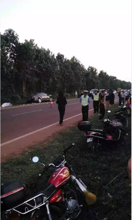 海南临高县轿车接连撞2辆三轮车 致4死4伤
