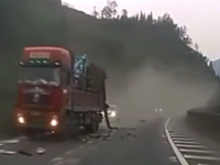 【微视频】货车公路惊现十连撞，现场一片狼藉